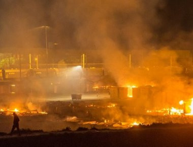 Το απόλυτο χάος στη Γαλλία: «Χάθηκαν» τα ίχνη 600 ατόμων μετά την πυρκαγιά στον καταυλισμό προσφύγων